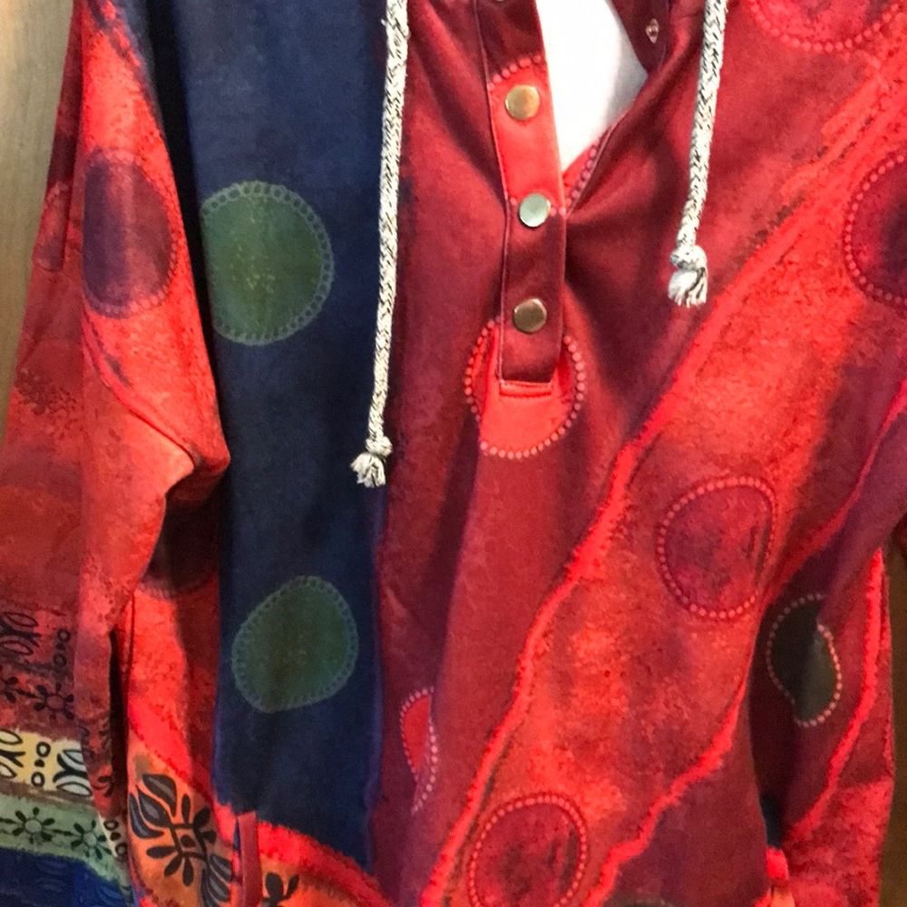 Hooded top.  Long sleeves.  2 front pockets.  Snap front 5snap closure